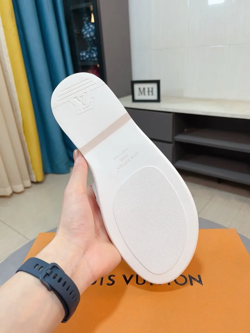Men's shoes 💰300🌸🌸LV Ordinary men's spring and summer slippers, uppers imported from Italy, cowhide fabric, logo graphics, high-quality craftsmanship, soles: original soles specially provided by the original factory, exclusive movable molded soles super comfortable, original factory single goods, 🔍🔍high quality, you can enter and exit the counter at will, welcome to compare, size 38-45